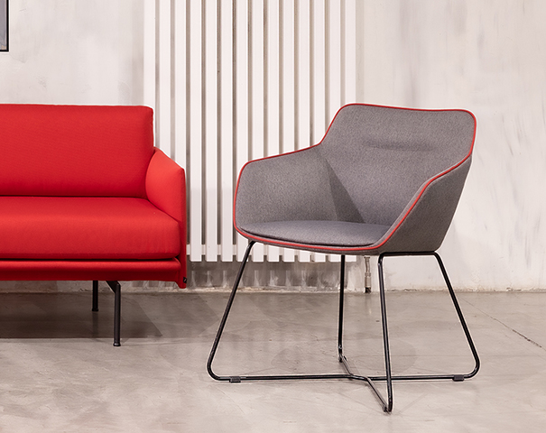 Кресло Monza с низкой спинкой на металлической опоре