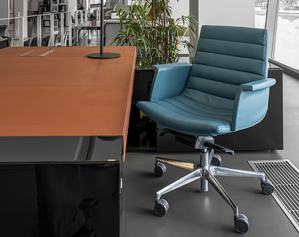 Офисное кресло Sydney с низкой спинкой и мягкими закрытыми подлокотниками на крестовине с колесами