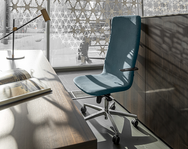 Офисное кресло Grace с высокой спинкой на крестовине с колесами