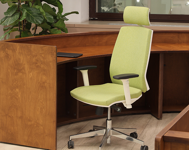 Офисное кресло York с подголовником на крестовине с колесами