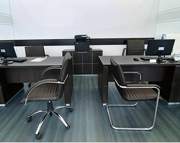 Офисное кресло Sindy с низкой спинкой на крестовине с колесами