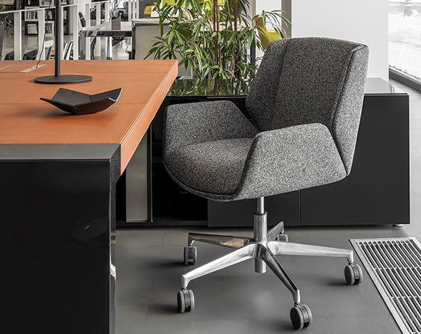 Офисное кресло Overtime с низкой спинкой на крестовине с колесами