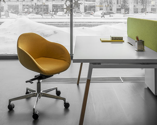 Офисное кресло Charisma с низкой спинкой на крестовине с колесами