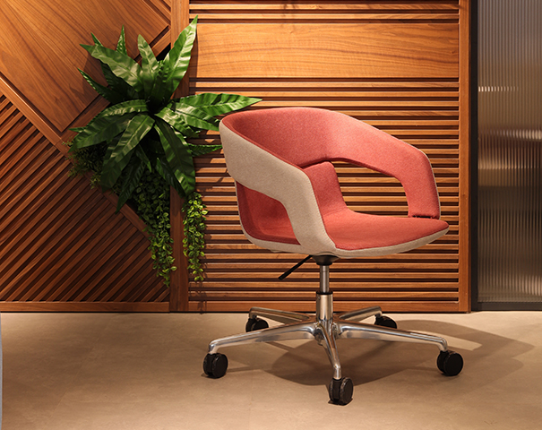 Офисное кресло Atlantis с низкой спинкой на крестовине с колесами