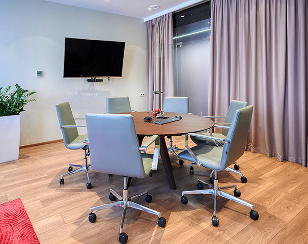 Офисное кресло Hugo с низкой спинкой на крестовине с колесами