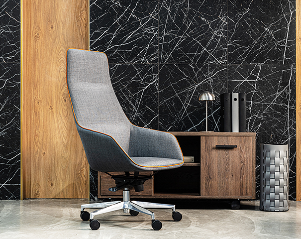 Офисное кресло Monza с высокой спинкой на крестовине с колесами