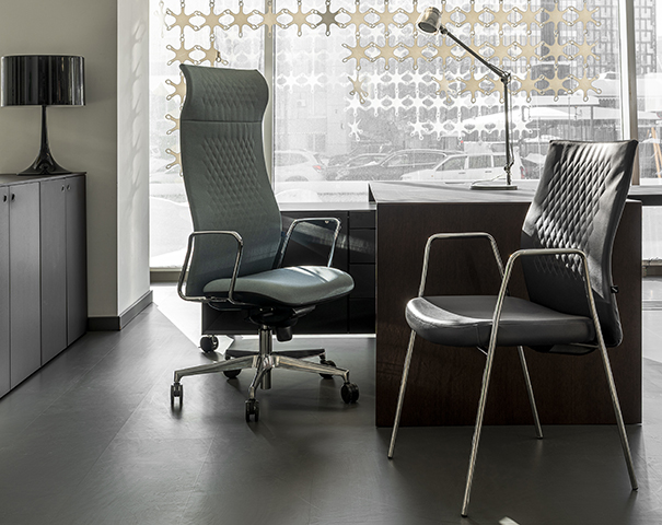 Офисное кресло Eclipse с высокой спинкой на крестовине с колесами