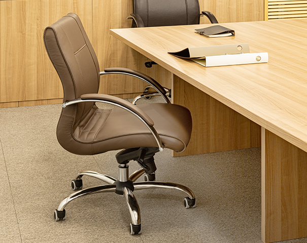 Офисное кресло Chick с низкой спинкой на крестовине с колесами