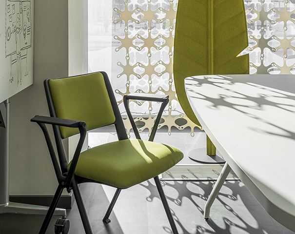 Стул Teo с элементами из черного пластика