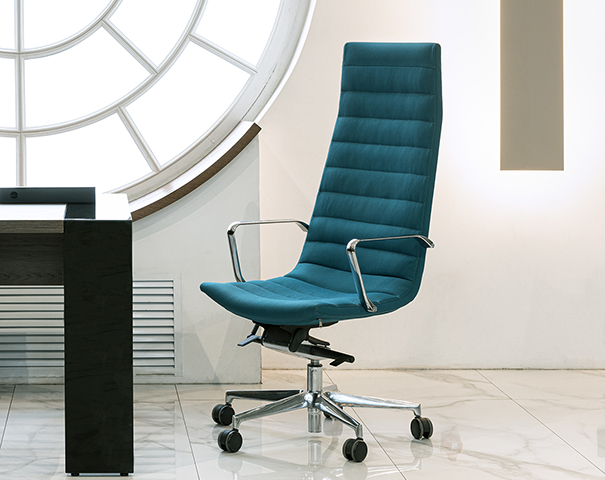 Офисное кресло Sydney с высокой спинкой и хромированными подлокотниками на крестовине с колесами