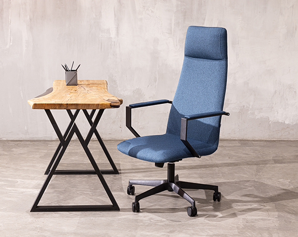 Офисное кресло Hugo с высокой спинкой на крестовине с колесами