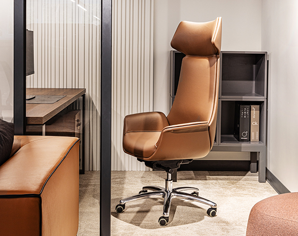 Офисное кресло Garda с высокой спинкой на крестовине с колесами